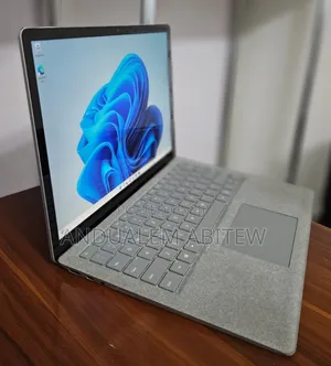 New Laptop Microsoft Surface Laptop 2 8GB Intel Core I5 SSD 256GB