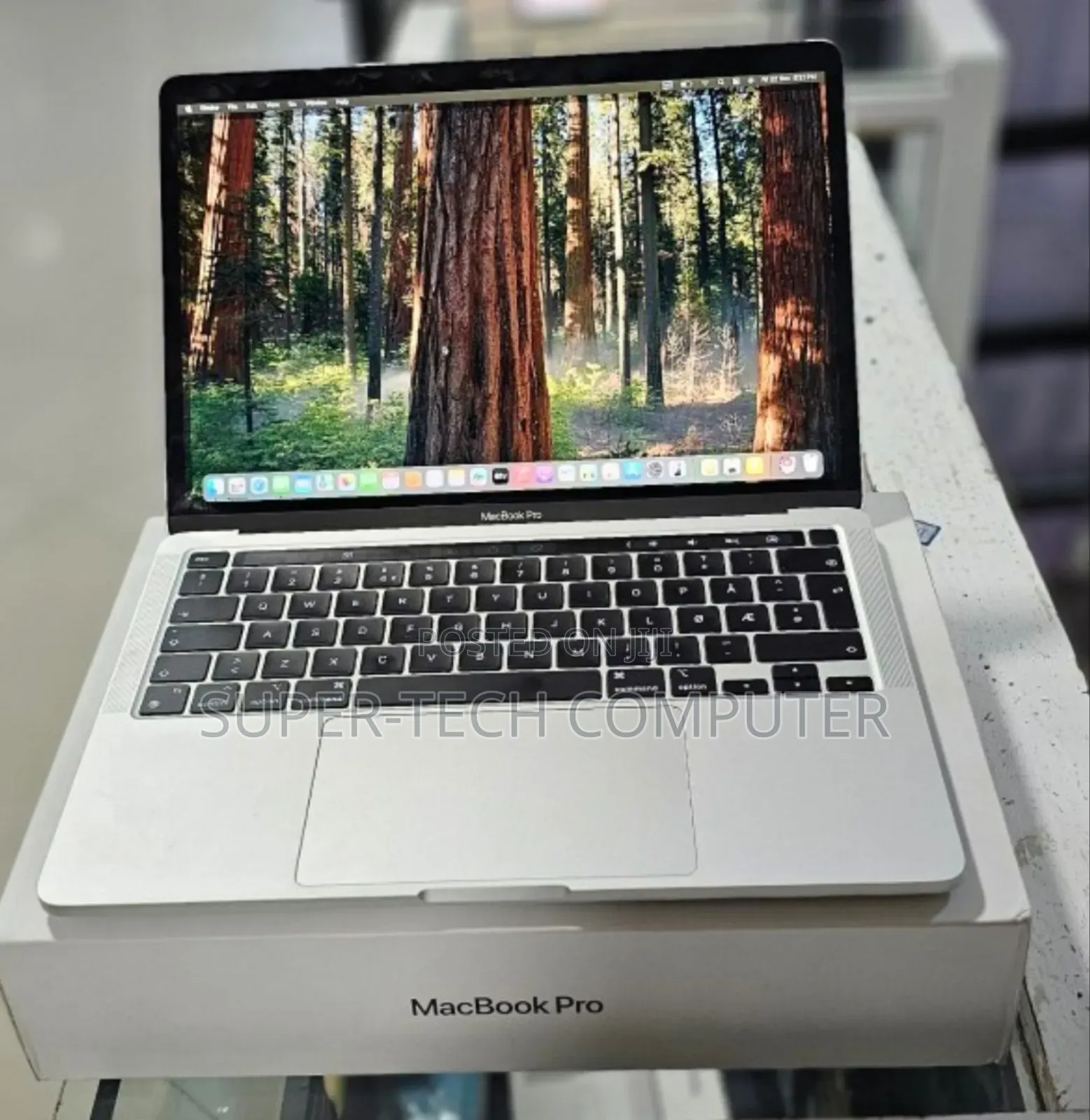 New Laptop Apple MacBook Pro 2020 M1 8GB Apple M1 SSD 256GB