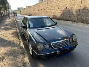 Photo - Mercedes-Benz E240 2000 Black