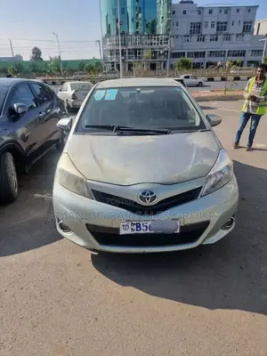 Photo - Toyota Yaris 2012 Silver