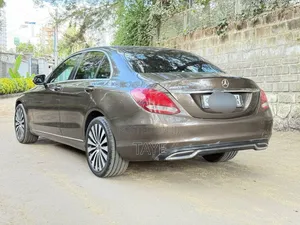 Photo - Mercedes-Benz C180 2015 Brown