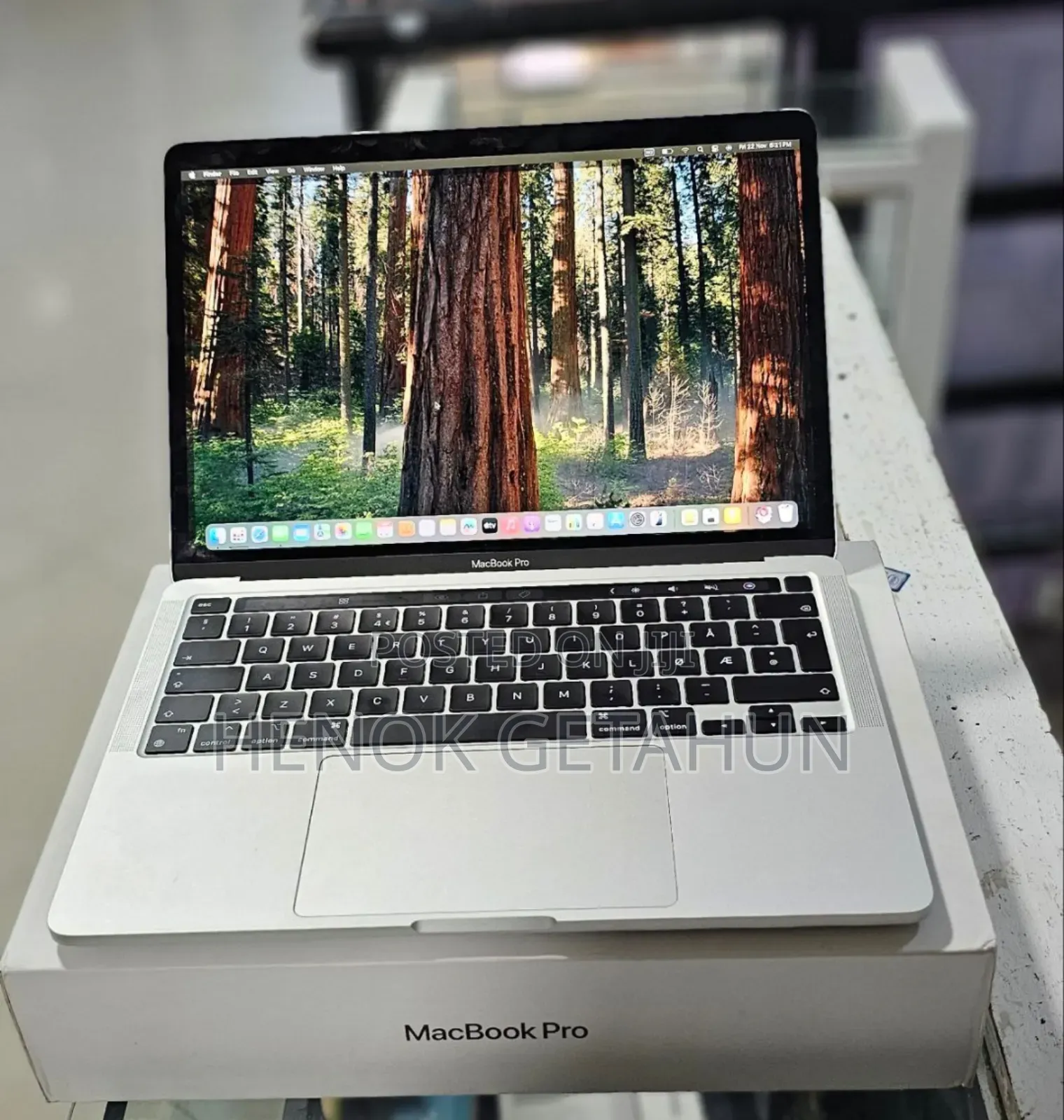 New Laptop Apple MacBook Pro 2020 M1 8GB Apple M1 SSD 256GB