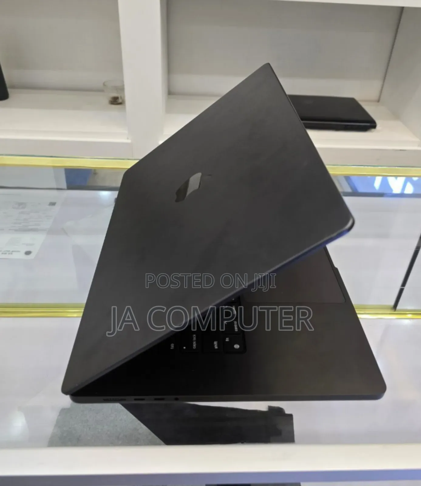 New Laptop Apple MacBook Pro 2023 M3 14-Inch 18GB Apple M3 SSD 512GB