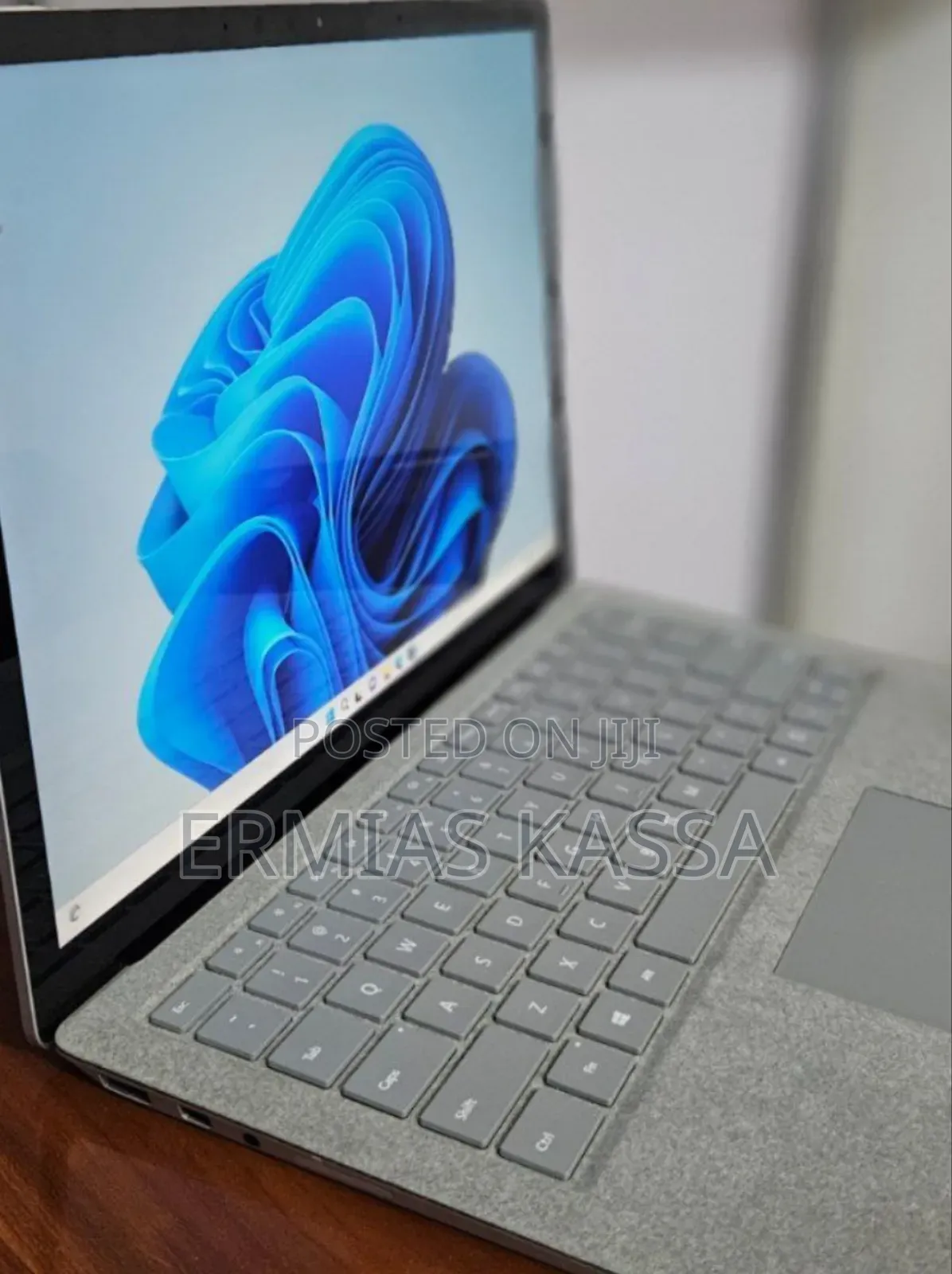 New Laptop Microsoft Surface 8GB Intel Core I5 SSD 256GB