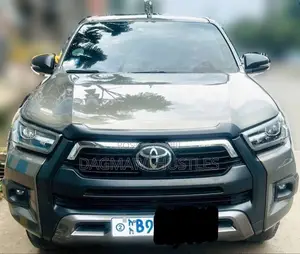 Photo - Toyota Hilux 2021 Gray