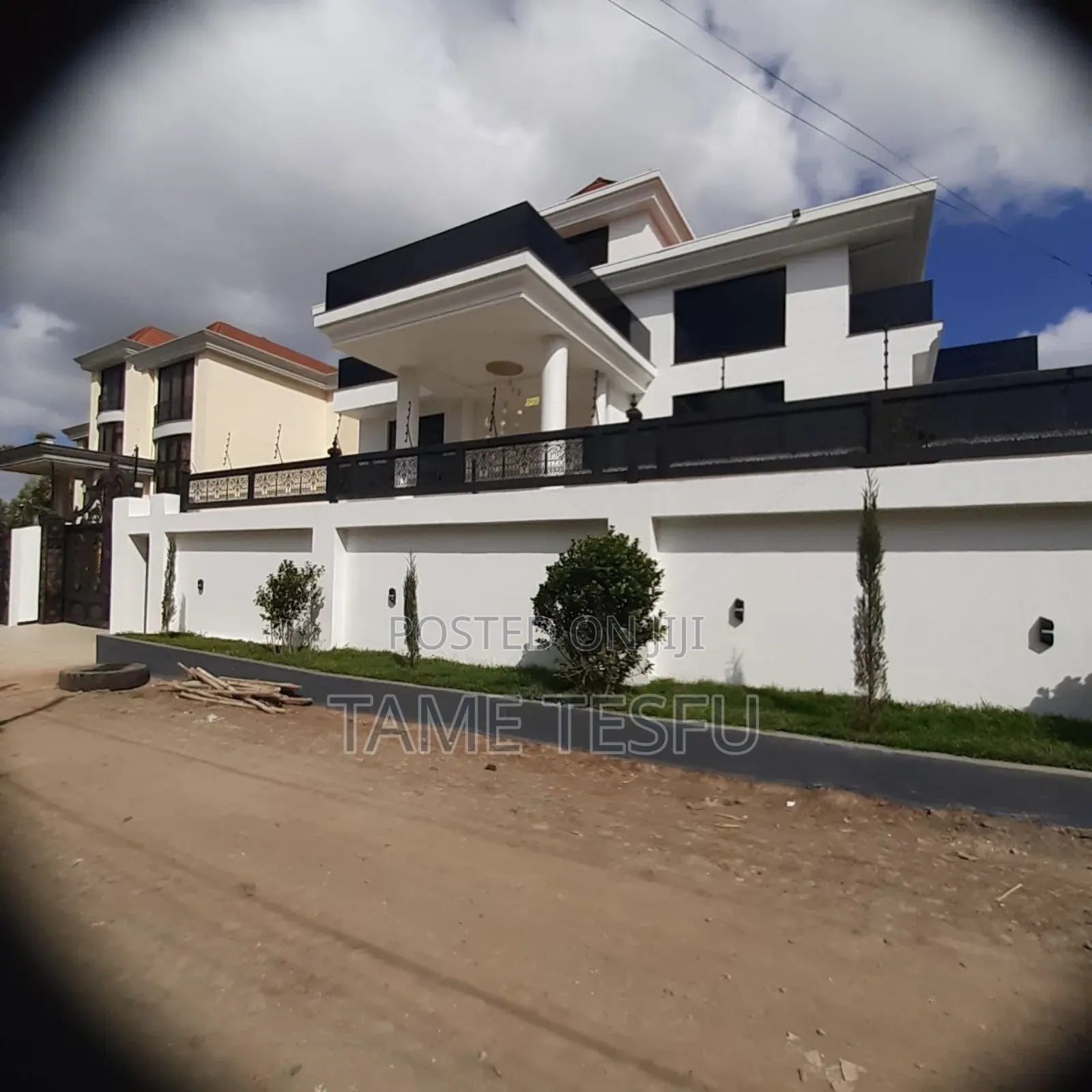 Furnished 8bdrm House in Summit, Bole for sale