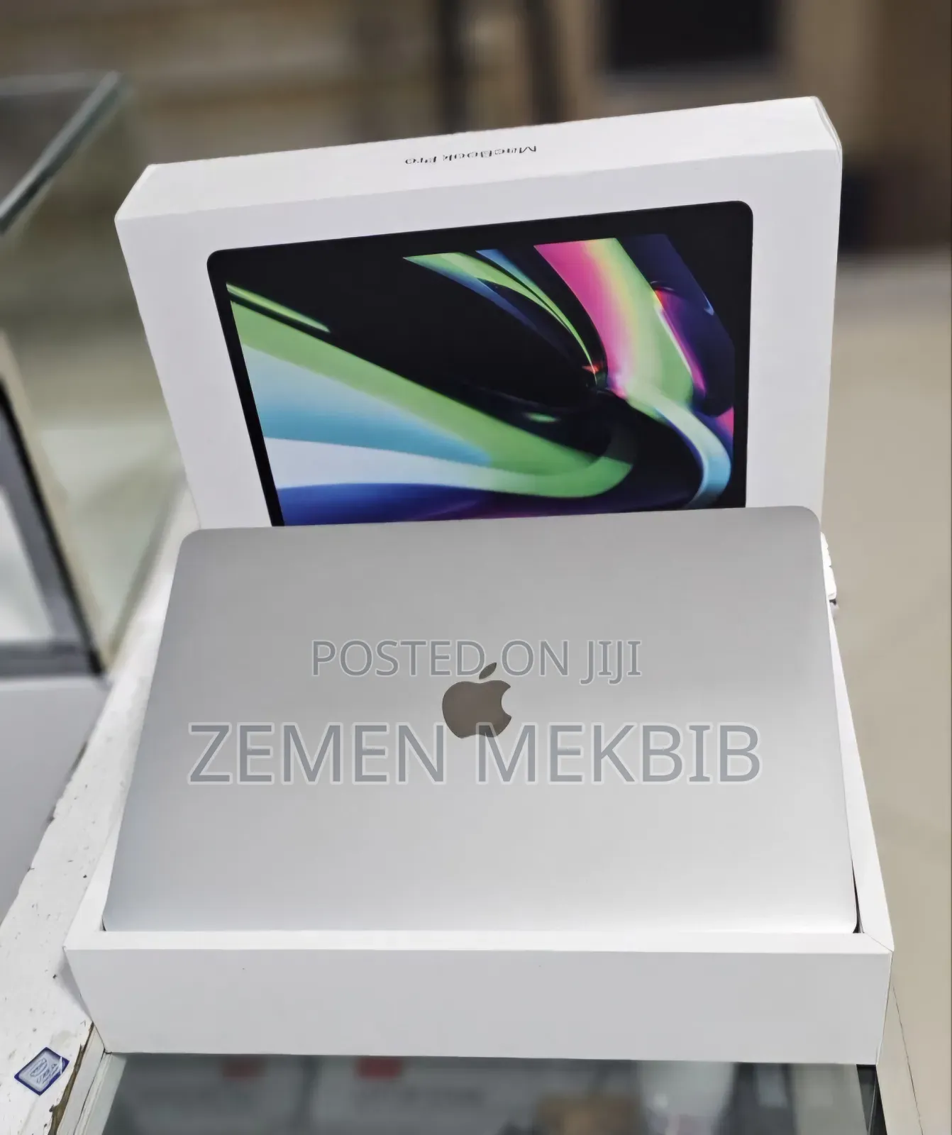 New Laptop Apple MacBook Pro 2020 M1 8GB Intel Core I7 SSD 256GB