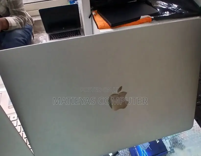 New Laptop Apple MacBook Air 2023 M2 8GB Apple M2 SSD 256GB