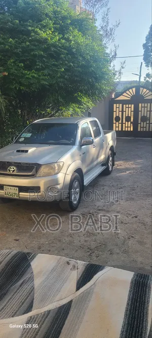 Toyota Hilux 2.5 D-4D 4X4 SRX 2011 Silver