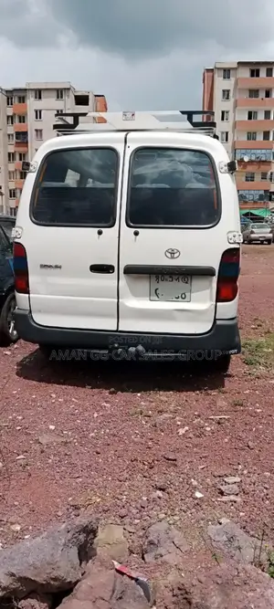 Toyota HiAce 2005 White