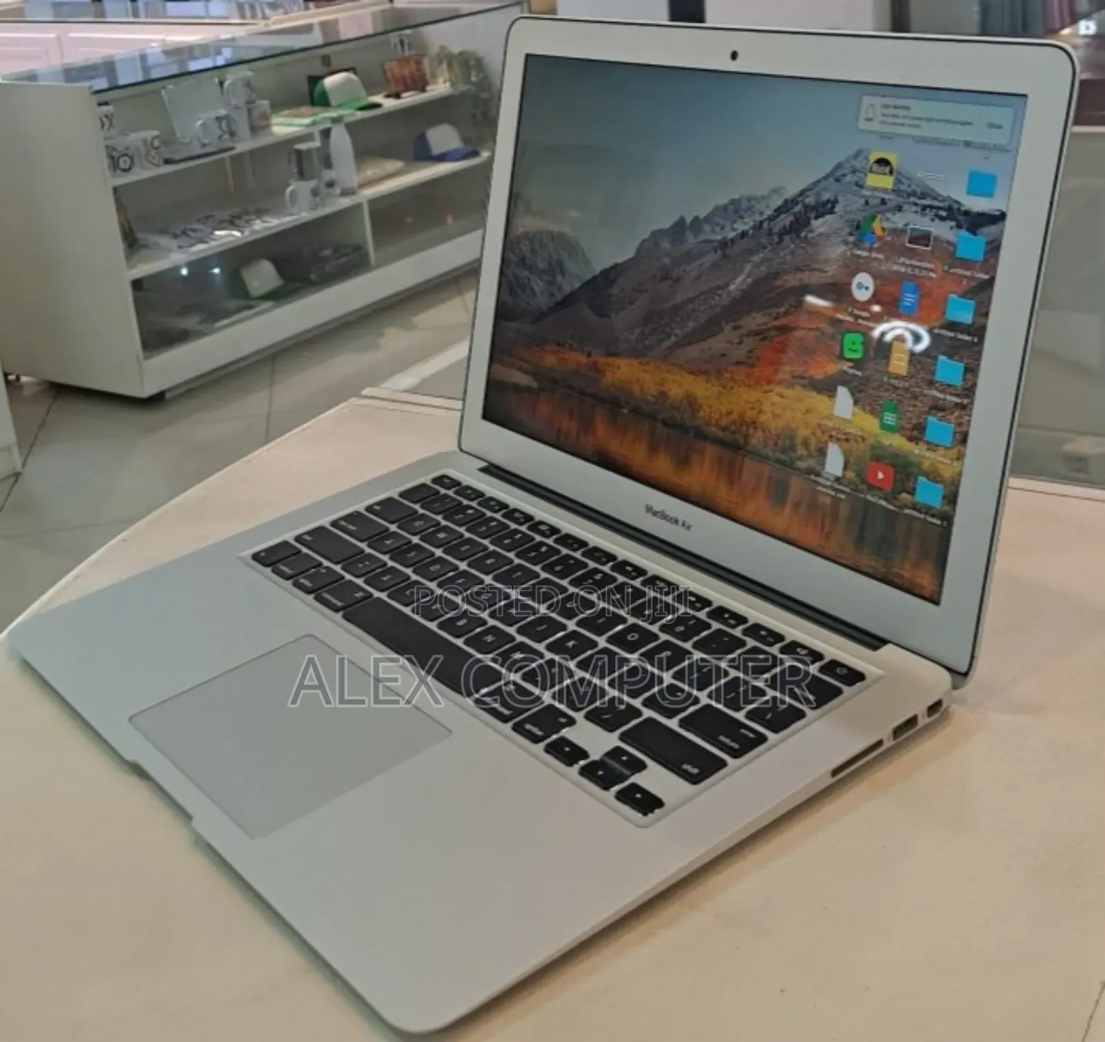 New Laptop Apple MacBook 2017 8GB Intel Core I7 SSD 128GB