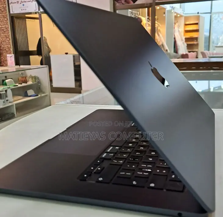 New Laptop Apple MacBook Air 2023 M2 8GB Apple M2 SSD 512GB