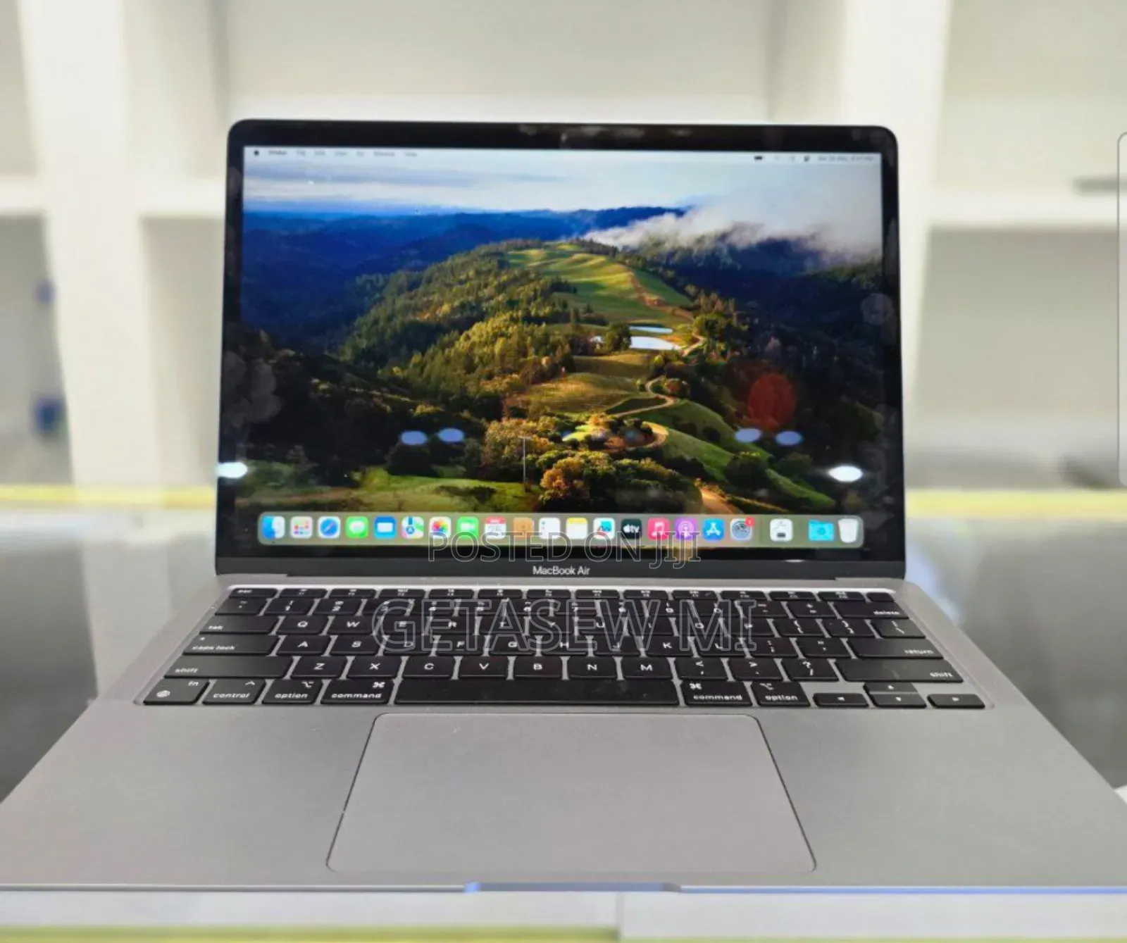 New Laptop Apple MacBook 2020 8GB Apple M1 SSD 256GB