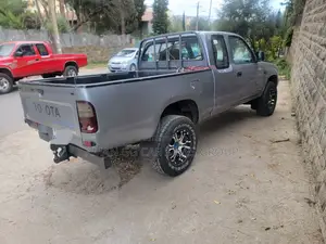 Photo - Toyota Hilux 2001 Gray