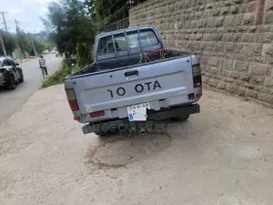 Toyota Hilux 2001 Gray