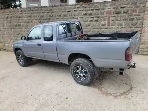 Toyota Hilux 2001 Gray