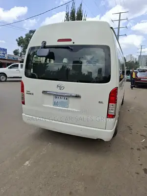 Toyota HiAce 2016 White