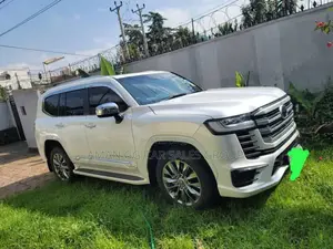 Photo - Toyota Land Cruiser 2023 White