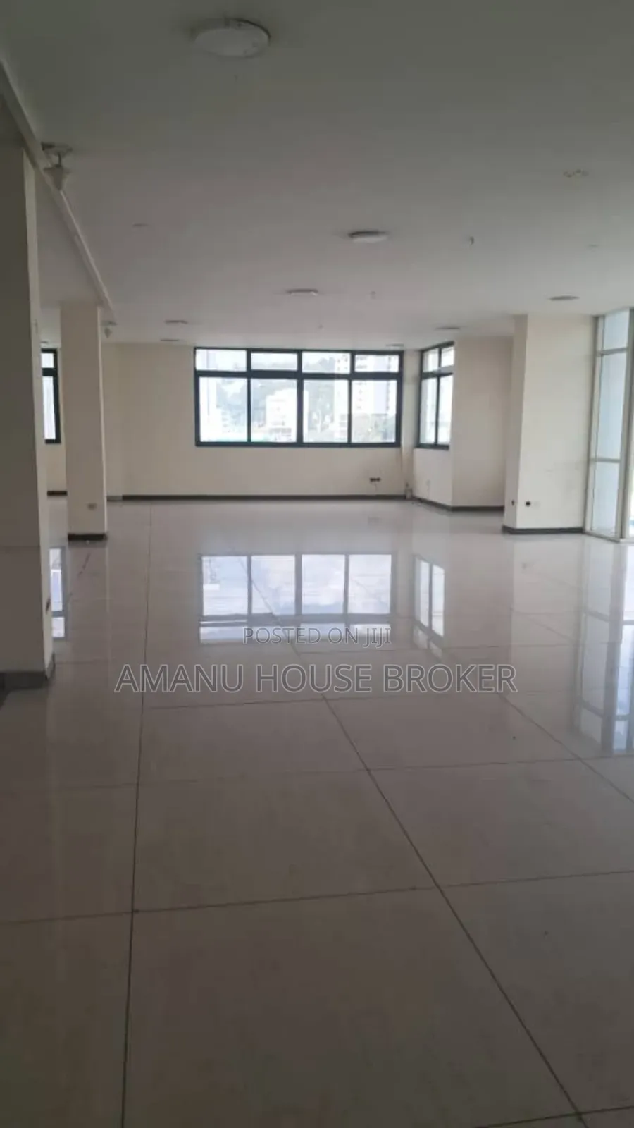 የሚከራይ 500sqm ህንፃ ስር ለሾ ሩም እና ለካፌ የሚሆን