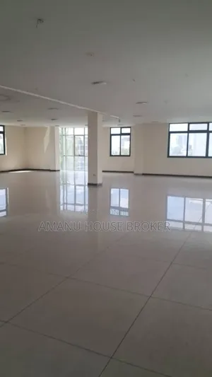 የሚከራይ 500sqm ህንፃ ስር ለሾ ሩም እና ለካፌ የሚሆን