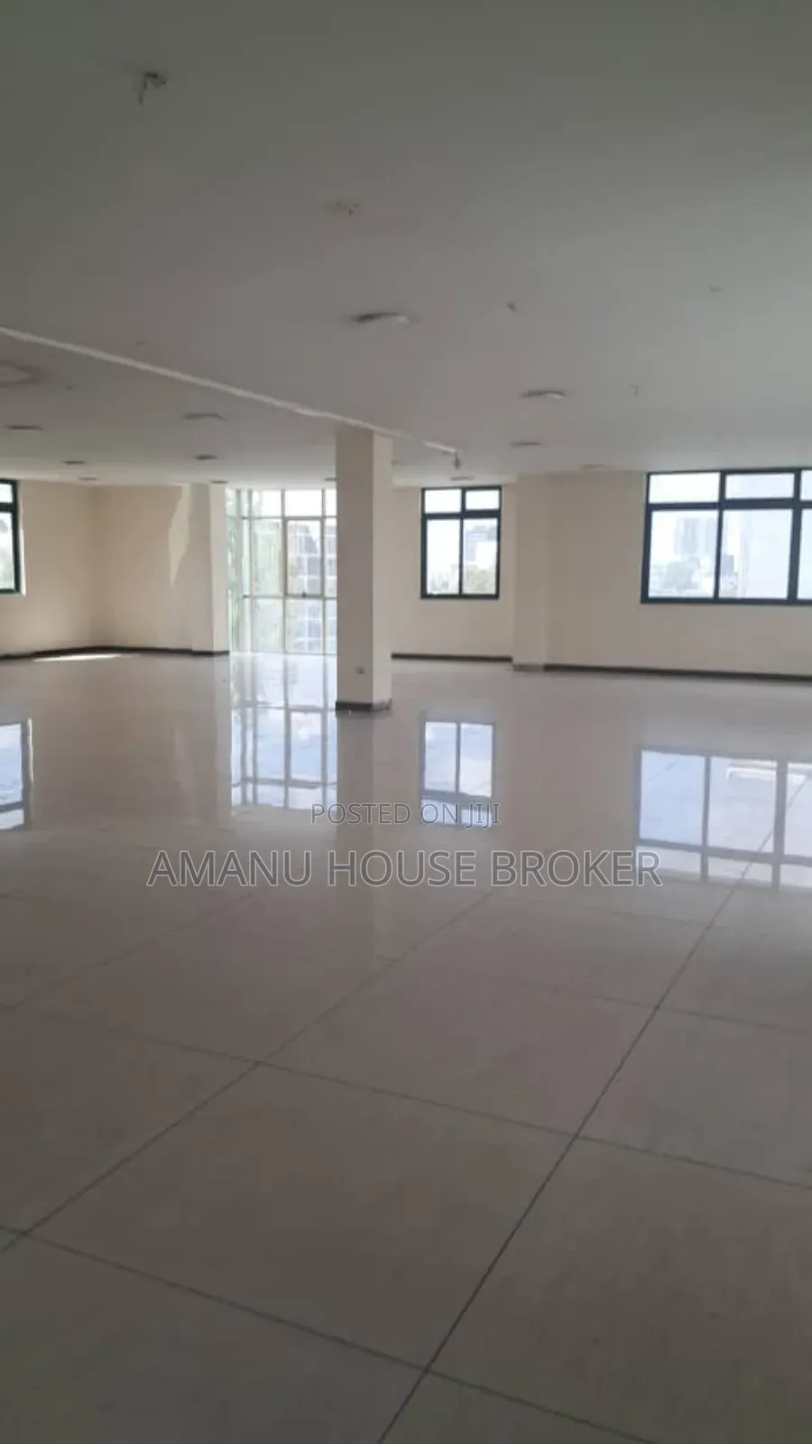የሚከራይ 500sqm ህንፃ ስር ለሾ ሩም እና ለካፌ የሚሆን