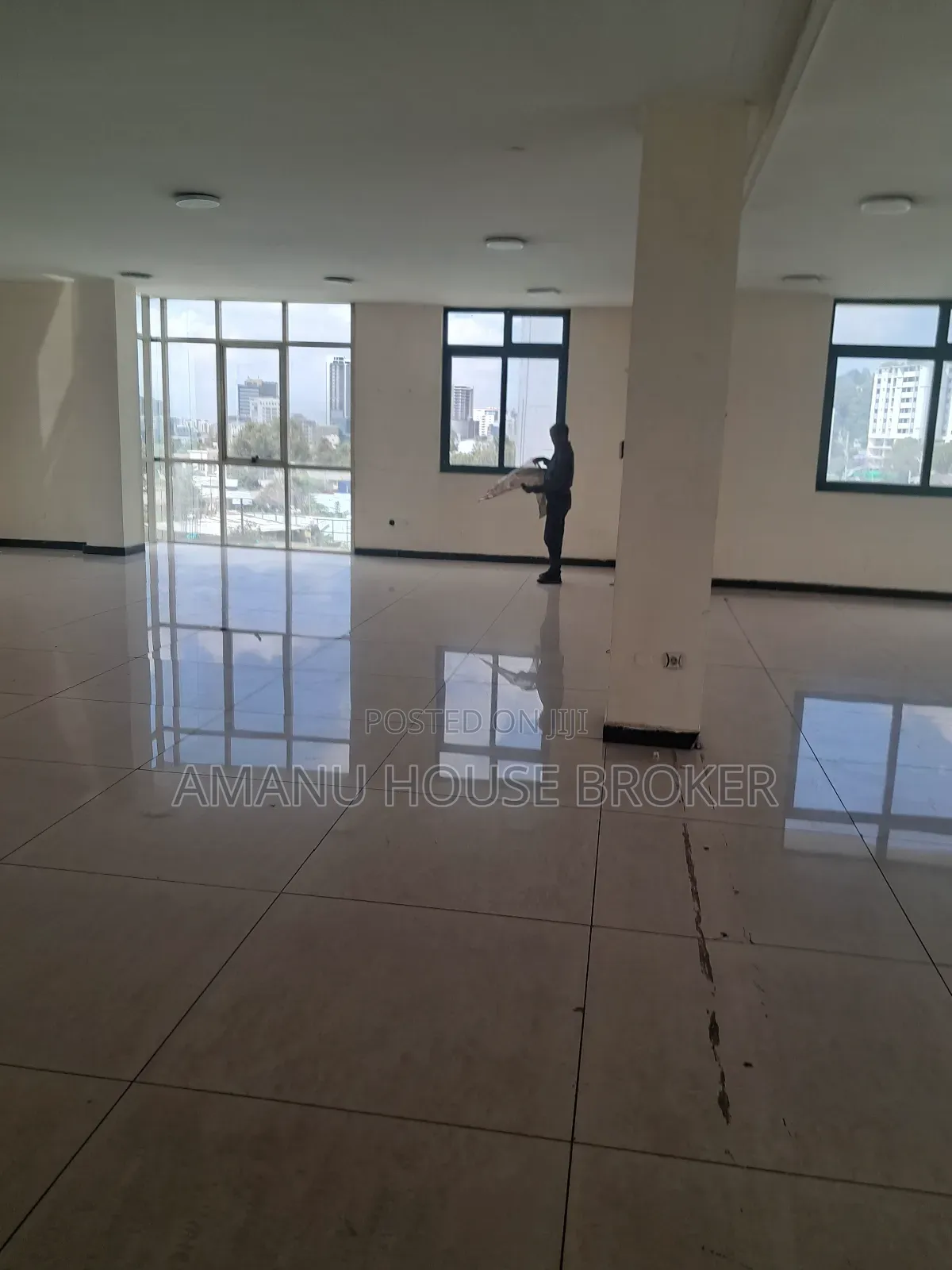 የሚከራይ 500sqm ህንፃ ስር ለሾ ሩም እና ለካፌ የሚሆን