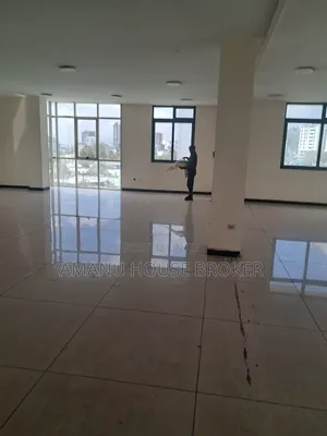 የሚከራይ 500sqm ህንፃ ስር ለሾ ሩም እና ለካፌ የሚሆን
