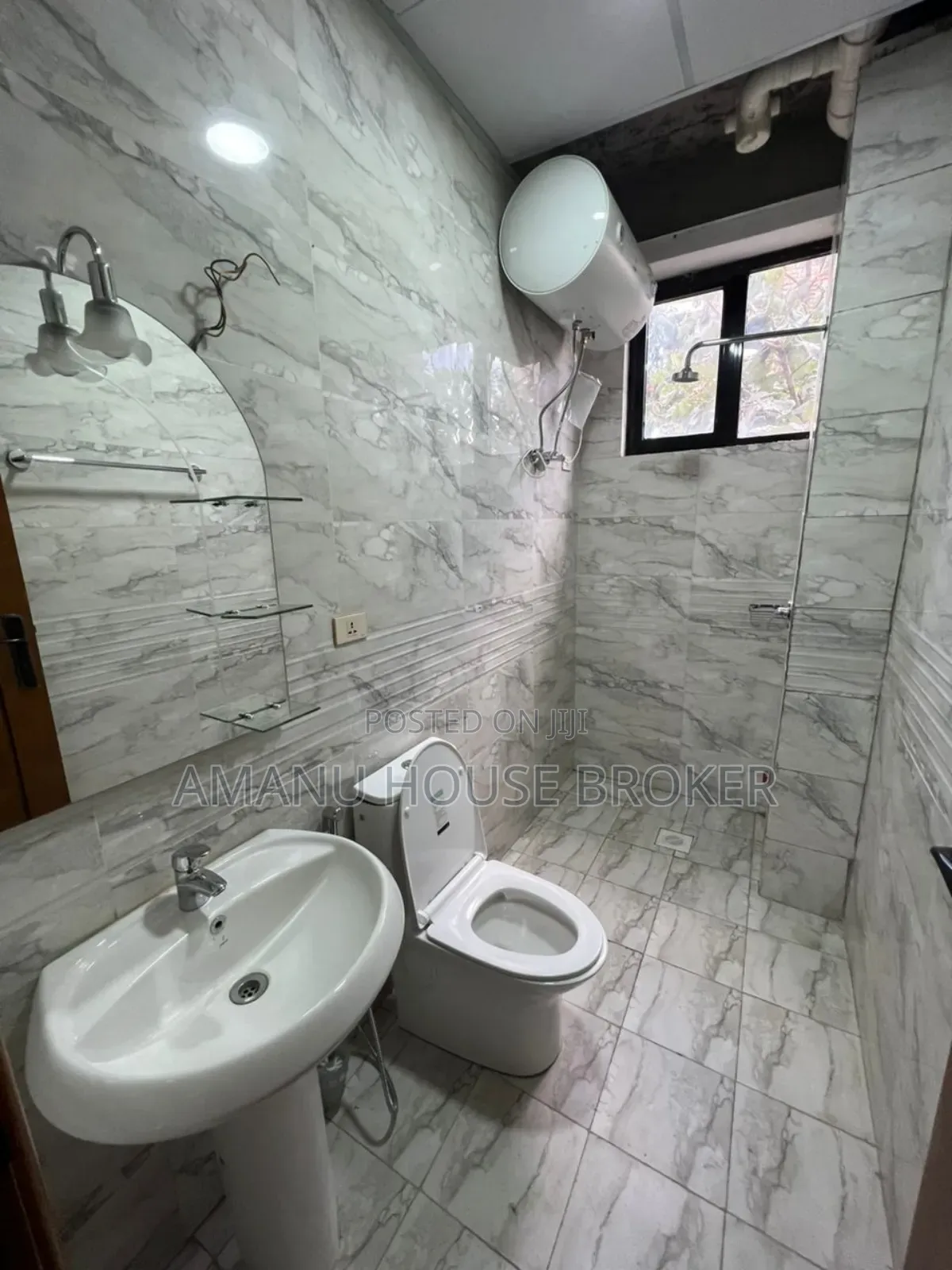 የሚከራይ 500sqm ህንፃ ስር ለሾ ሩም እና ለካፌ የሚሆን