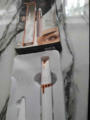 Flawless Eyebrow Trimmer