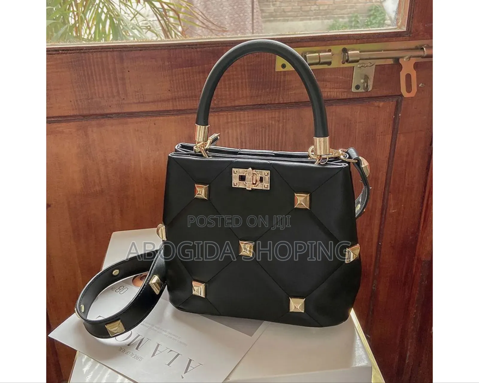 Elegant Handbag With Luxurious Details