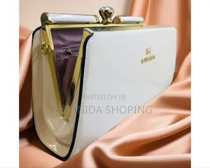 Photo - Stylish Women’S Handbag for Everyday Chic