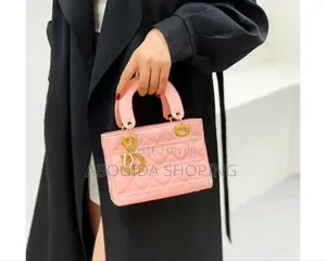 Photo - Chic Handbag for Everyday Sophistication