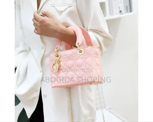 Chic Handbag for Everyday Sophistication