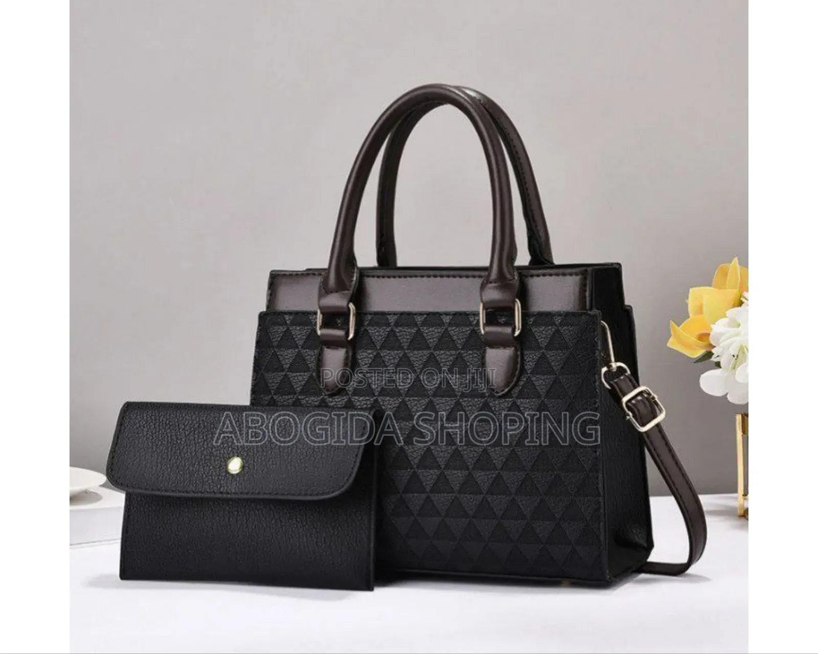 Chic Women’S Handbag With a Touch of Glam