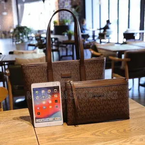 Radiant Grace: Crystal-Embellished Clutch Bag