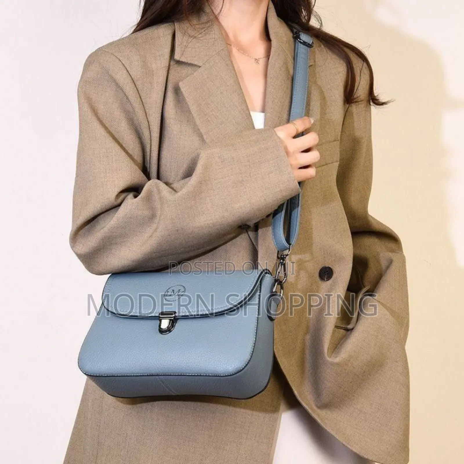 Minimalist Luxury: Sleek Leather Shoulder Bag