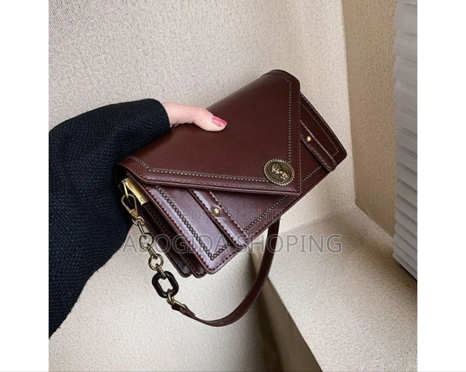 Glamorous Handbag for the Modern Woman