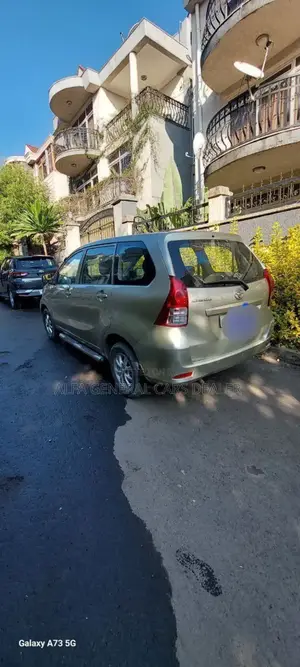 Photo - Toyota Avanza 2013 Gold