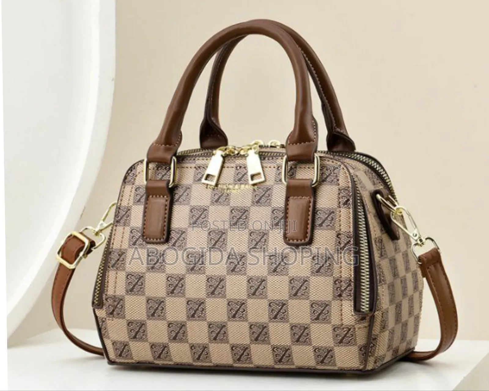 Chic Designer Handbag With a Touch of Glam