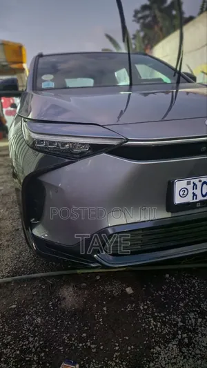 Photo - Toyota bZ4X 2023 Silver