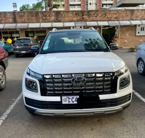 Photo - Hyundai Venue 2022 White