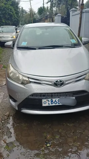 Photo - Toyota Yaris 2015 Silver