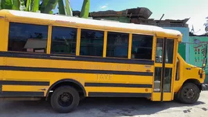 Ford E450 2016 Yellow