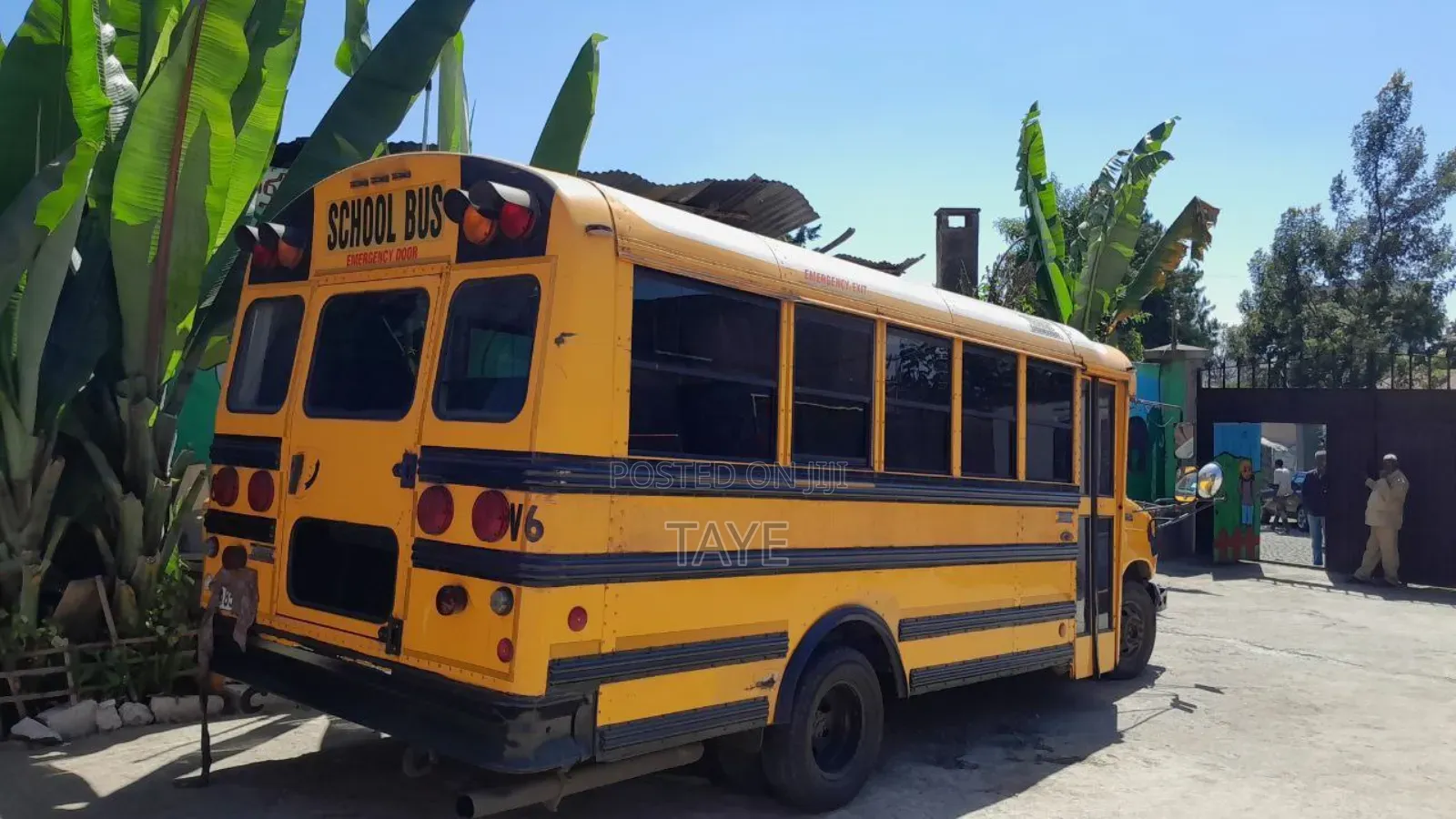 Ford E450 2016 Yellow