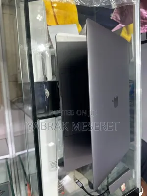 New Laptop Apple MacBook Pro 2018 16GB Intel Core I7 SSD 512GB