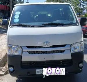 Toyota HiAce 2021 White