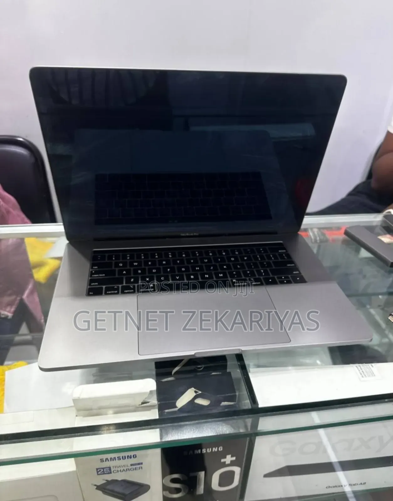 New Laptop Apple MacBook Pro 2018 16GB Intel Core I7 SSD 512GB