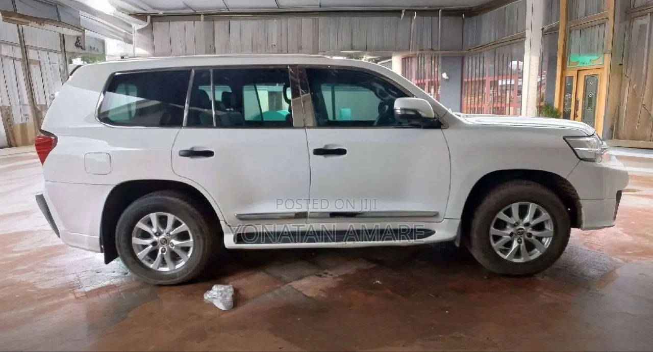 Toyota Land Cruiser 2010 White
