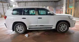 Toyota Land Cruiser 2010 White