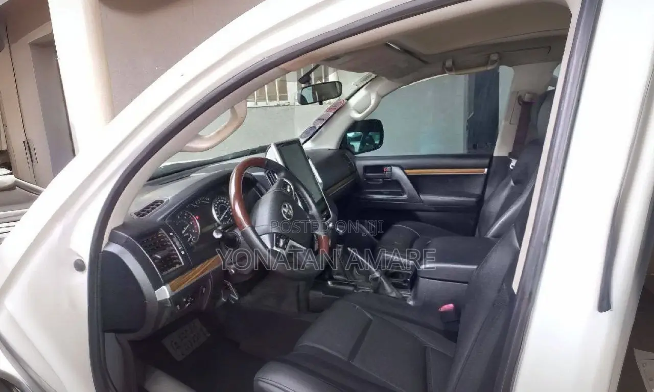 Toyota Land Cruiser 2010 White